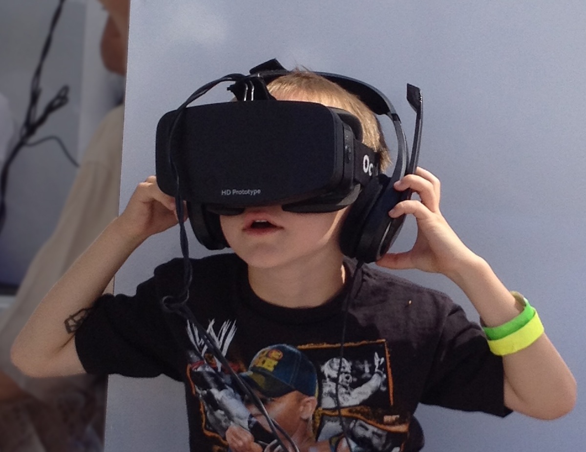 Ребенок в очках виртуальной реальности