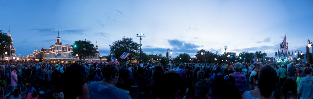 Crowds at Disney (flickr, Peter Lee 2.0)